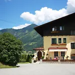 Ferienwohnung Am Krausberghof Mit Balkon Und Parkplatz, Aufenthaltsraum Mit Spielmoeglichkeiten, Erholung- Inmitten Der Natur, 6 Fahrminuten Zur Alpentherme Gastein Und Zur Schlossalmbahn