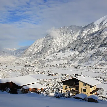 Aufenthaltsraum Mit Spielen, Ferienwohnung Mit Balkon Und Parkplatz, Erholung- Inmitten Der Natur, 6 Fahrminuten Zur Alpentherme Gastein Und Zur Schlossalmbahn Bad Hofgastein