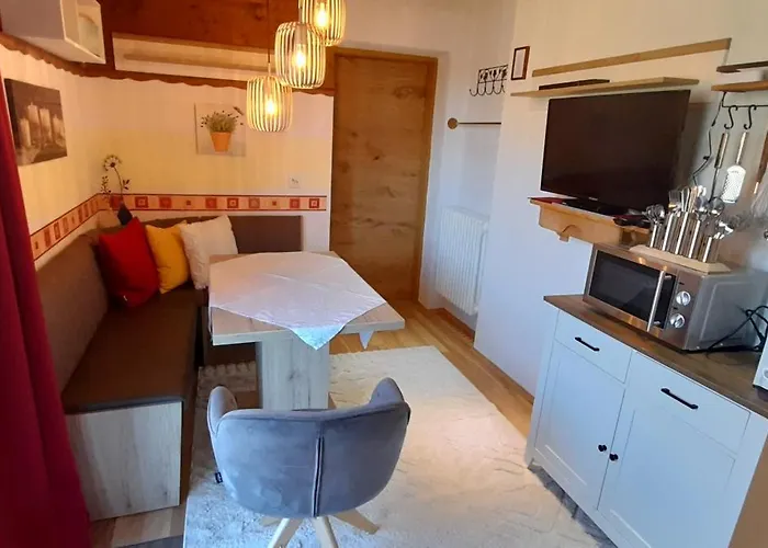 Am Bauernhof Mit Balkon Und Parkplatz, Aufenthaltsraum Mit Spielmoeglichkeiten, Erholung- Inmitten Der Natur, 6 Fahrminuten Zur Alpentherme Gastein Und Zur Schlossalmbahn アパート